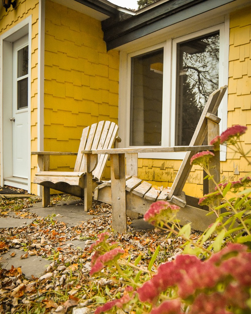 chaises adirondak derriere le chalet